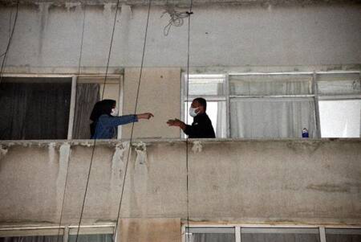 Son dakika gündem: Ağabeyleriyle tartışınca pencereden yandaki boş daireye geçen kadını polis kurtardı