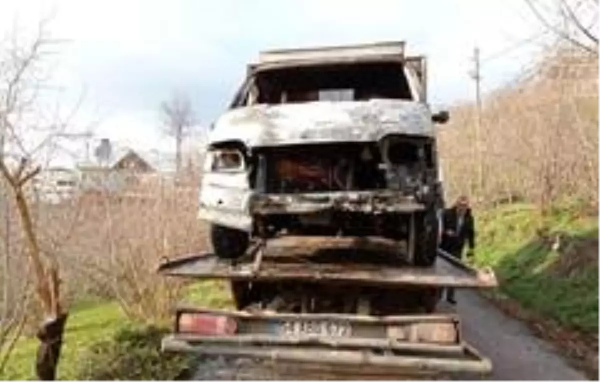 Son dakika haber! Alevlere teslim olan kamyoneti gönüllü itfaiyeciler söndürdü