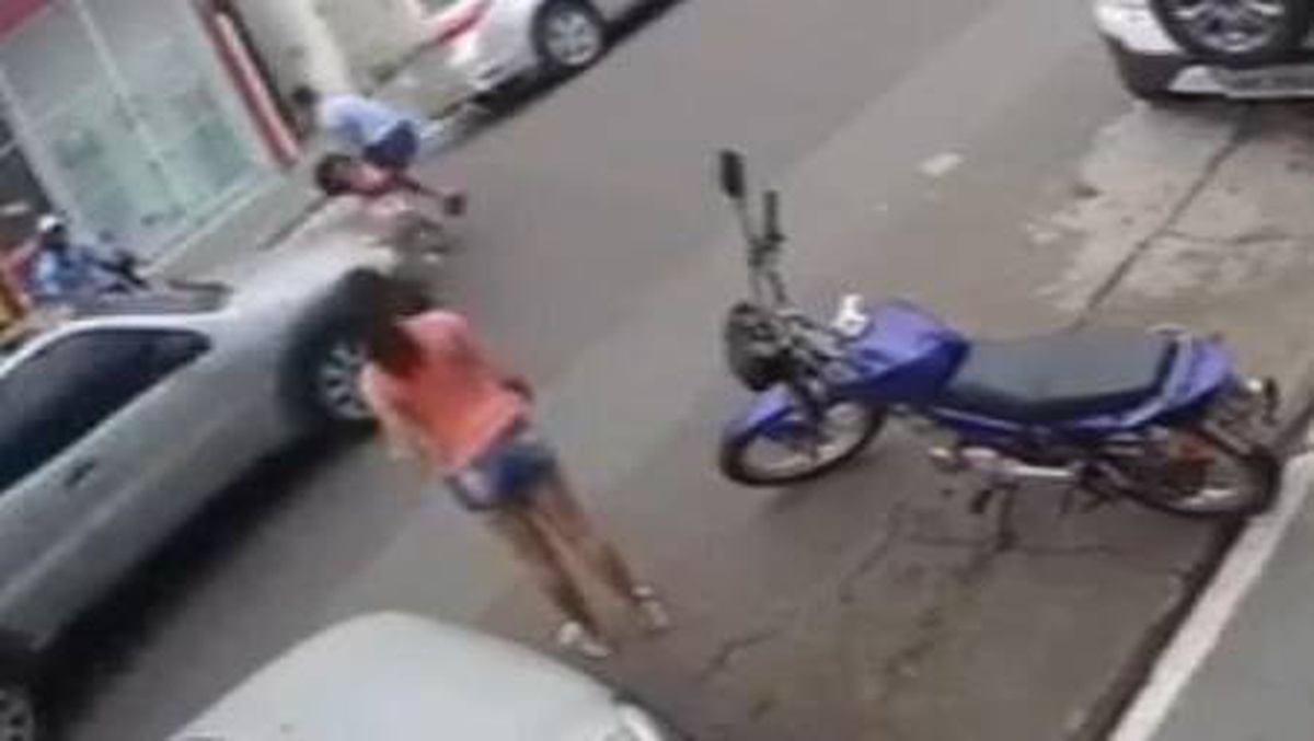 Brezilya\'da bir çocuk kız kardeşini aracın altında kalmaktan böyle kurtardı