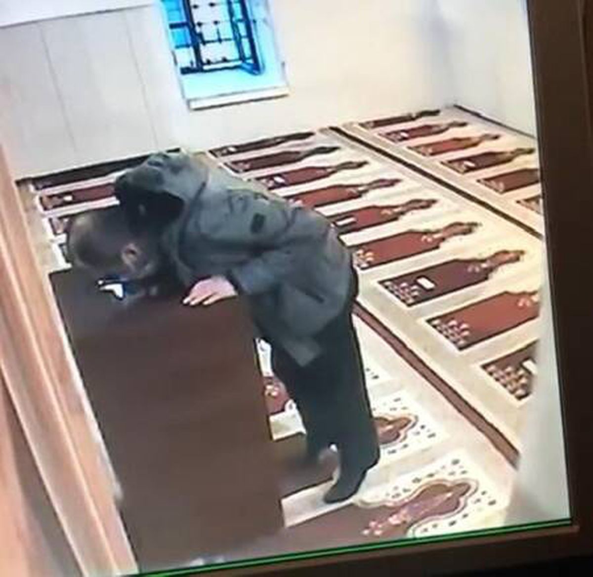 Caminin yardım paralarını, kıskaçlı çubukla çaldı
