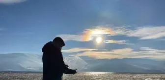 Çıldır Gölü'nün yüzeyini kaplayan buzlar, rüzgarla parçalanıp sahile vurdu