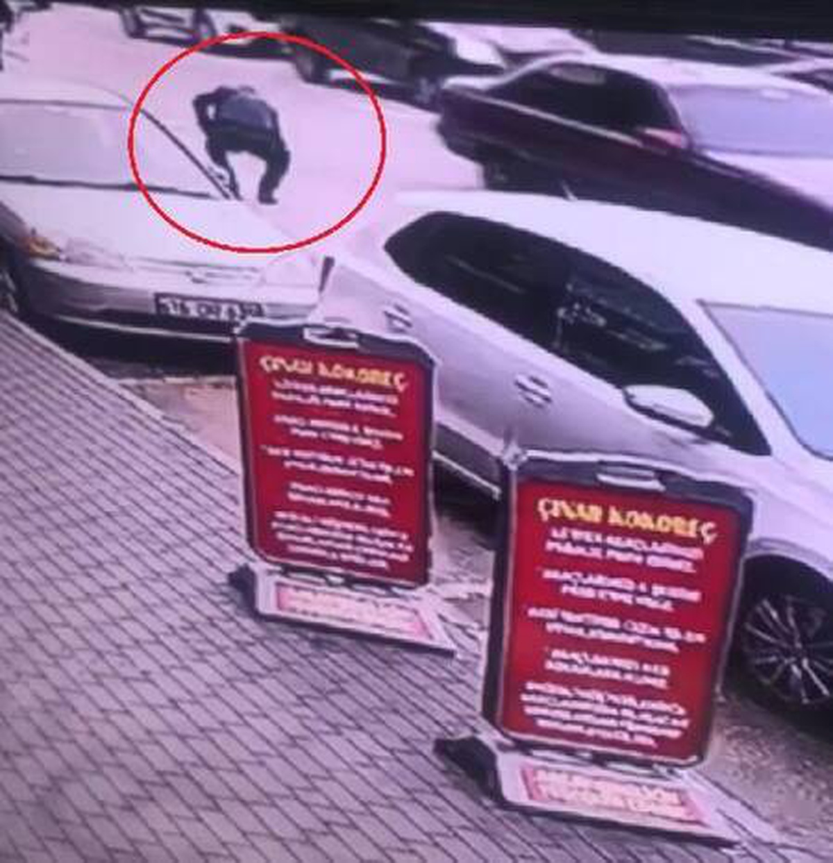 Düşürdüğü cüzdanını alan kişiyi, sosyal medyadan arıyor: Tanıyanlar polisi arasın