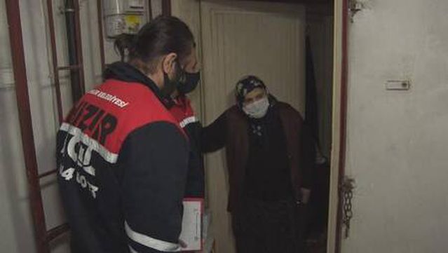 Hızır Acil Ekibi kapı kapı geziyor, vatandaşların ihtiyaçlarını karşılıyor