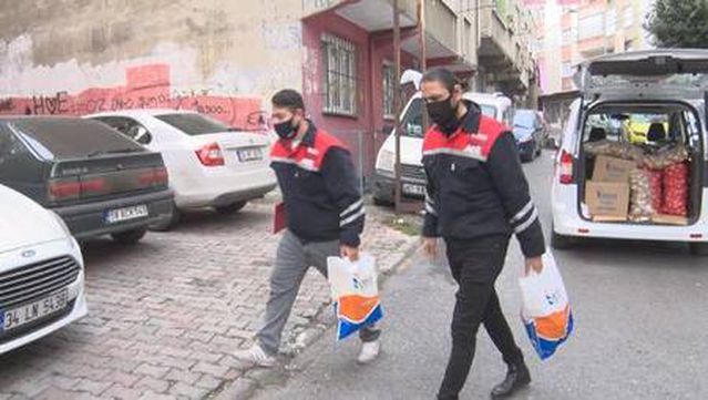 Hızır Acil Ekibi kapı kapı geziyor, vatandaşların ihtiyaçlarını karşılıyor