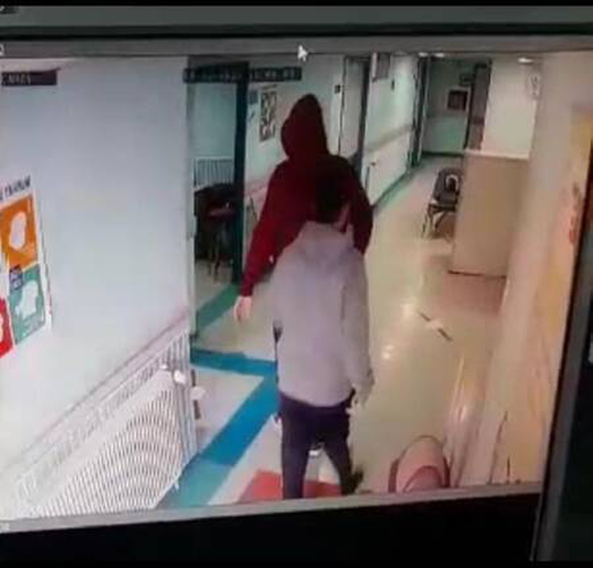 \'İğne canımı yaktı\' diyerek, sağlık çalışanını silahla tehdit edip, tekme- tokat dövdüler