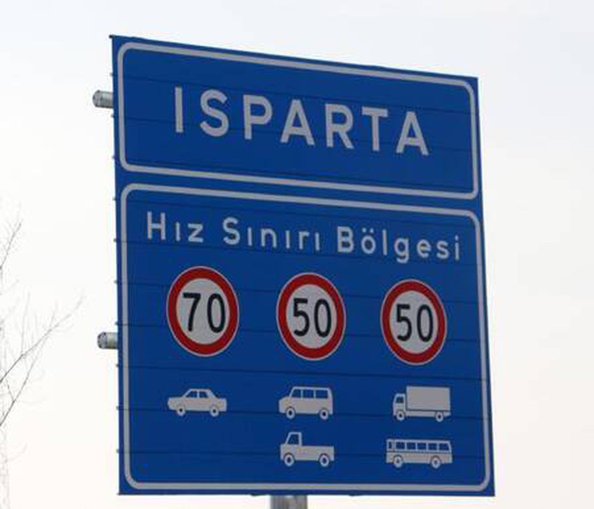 Isparta girişindeki tabeladan \'nüfus\' ve \'rakım\' bilgisi çıkarıldı