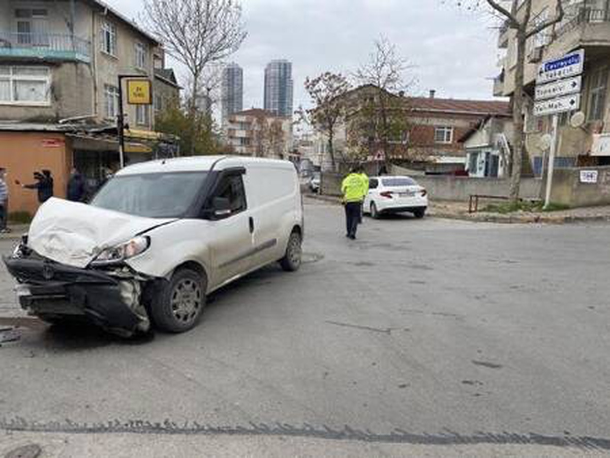 Son dakika haberleri... Kartal\'da boş yolda kaza yaptılar