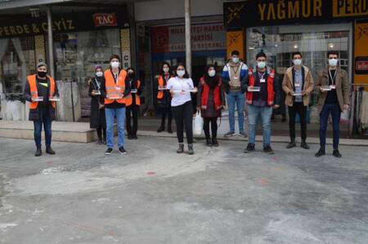 \'Kırmızı Montlular\'dan sokak hayvanlarına mama ve süt yardımı