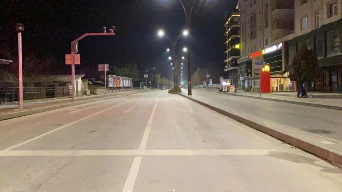 Kırşehir\'de, sokaklar boş kaldı, polis güvenlik tedbirlerini uyguluyor