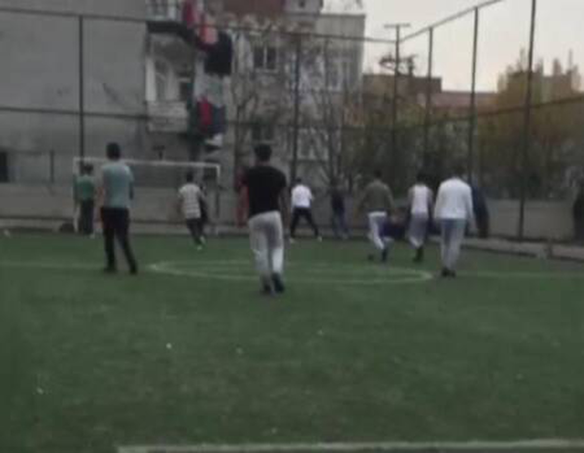 Kısıtlamaya rağmen maç yapan ve onları izleyen kalabalık grup, sosyal mesafeyi hiçe saydı
