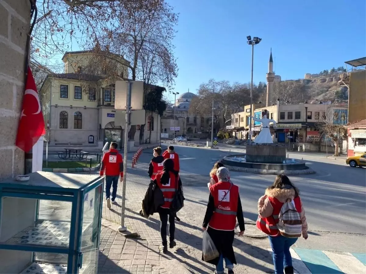 Kütahya Genç Kızılay gönüllüleri sokaklarda