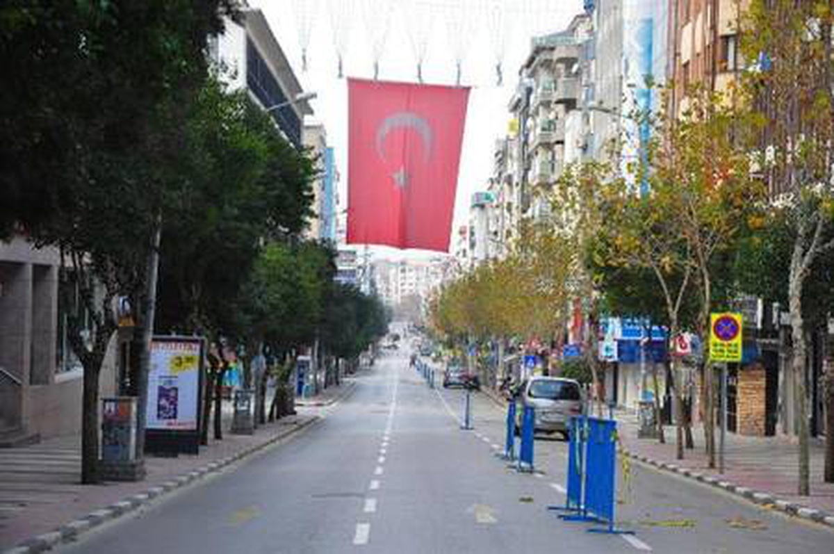 Manisa kısıtlamaya uydu, cadde ve sokaklar sokak hayvanlarına kaldı