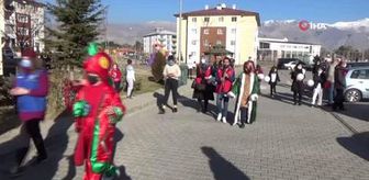 Onlar eğlenceye evlerinin balkonlarından eşlik etti