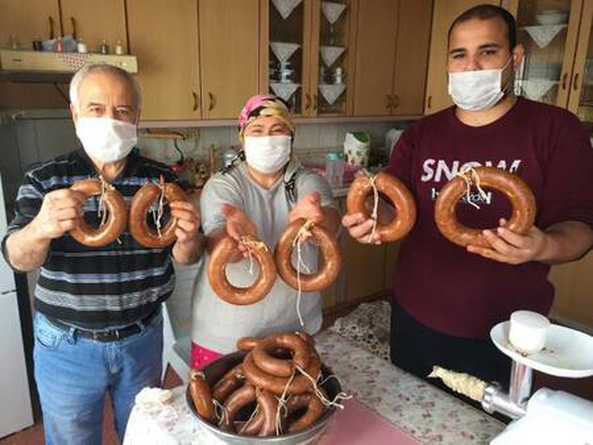 Pandemi yüzünden sucuklarını evde yapıyorlar