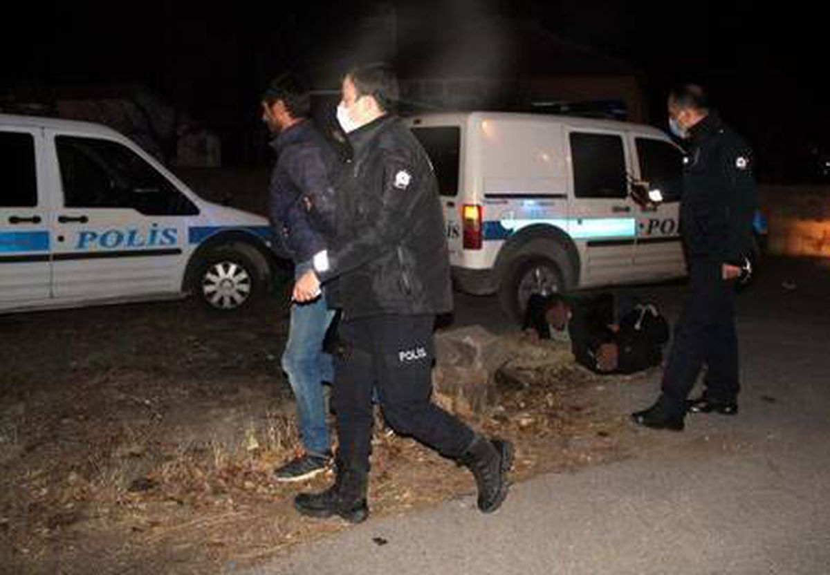 Polisin \'dur\' ihtarına uymayan otomobilde uyuşturucu ele geçirildi: 4 gözaltı