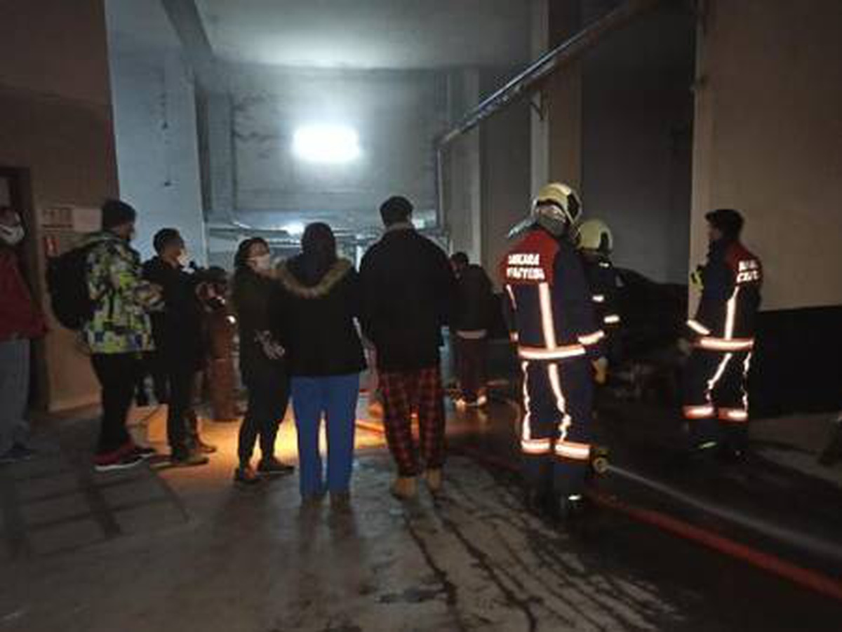 Site otoparkındaki otomobil alev aldı, 2 kişi dumandan etkilendi