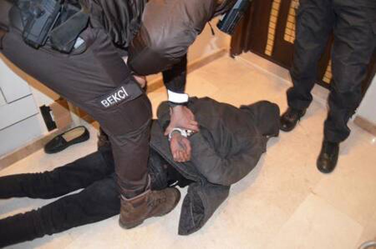 Sivil polis aracına çarpıp kaçan 5 kişi, operasyonla yakalandı