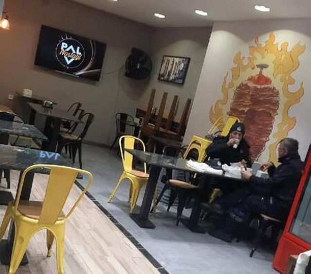 Zabıta memurları yasağa rağmen lokantada yemek yedi Zabıta memurları yasağa rağmen lokantada yemek yedi