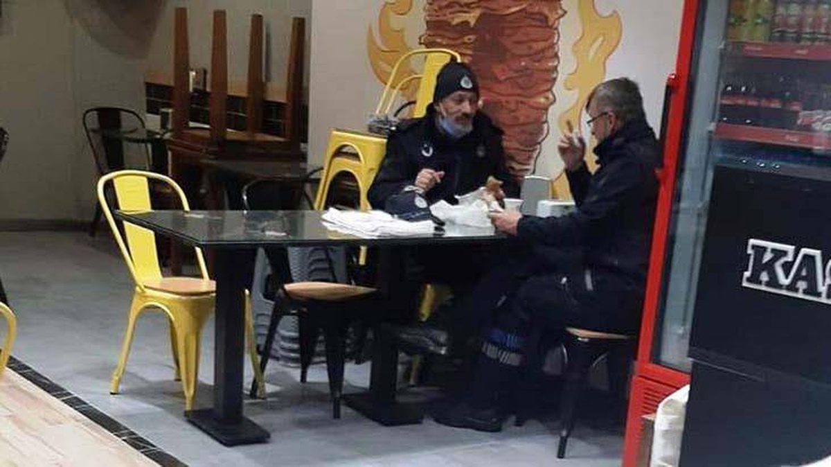 Zabıta memurları yasağa rağmen lokantada yemek yedi