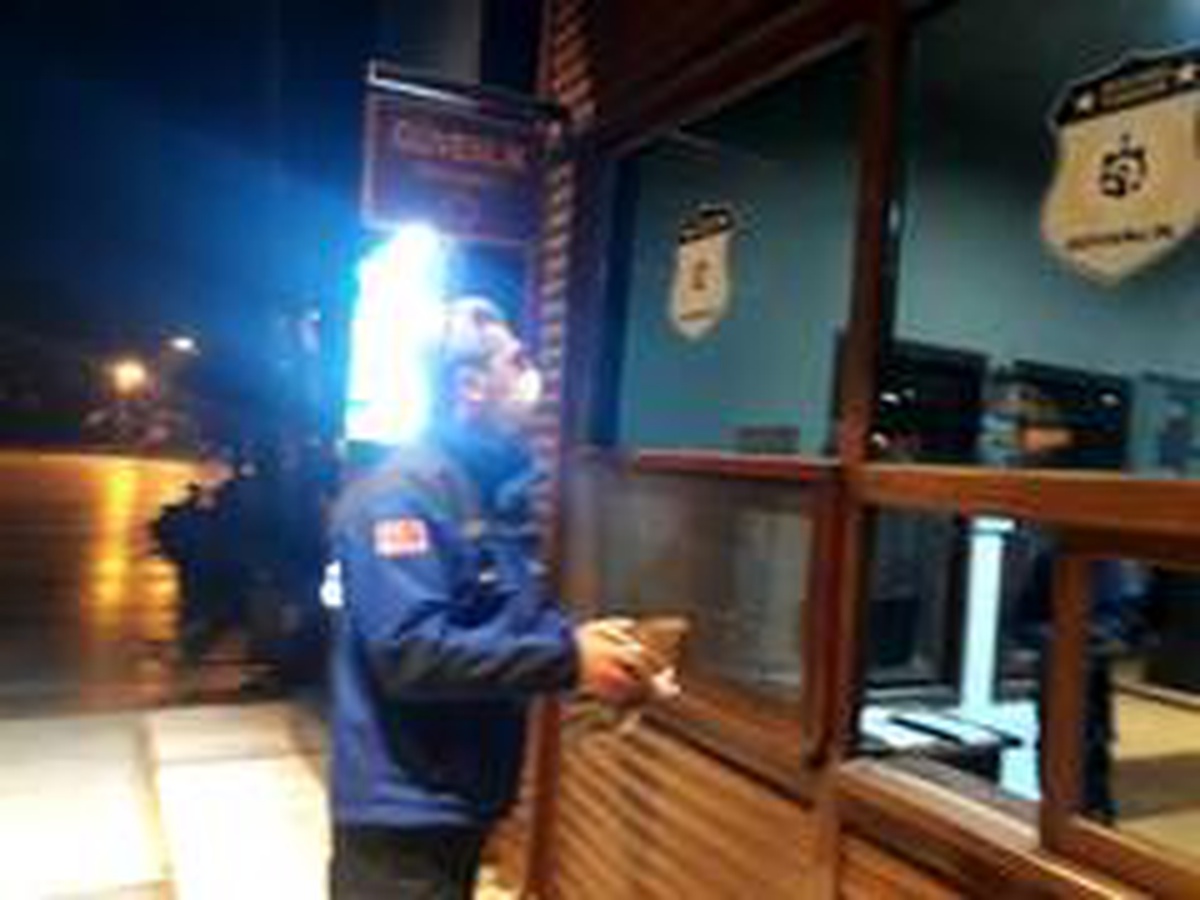 Zabıta yaralı halde bulduğu baykuşa yardım etti