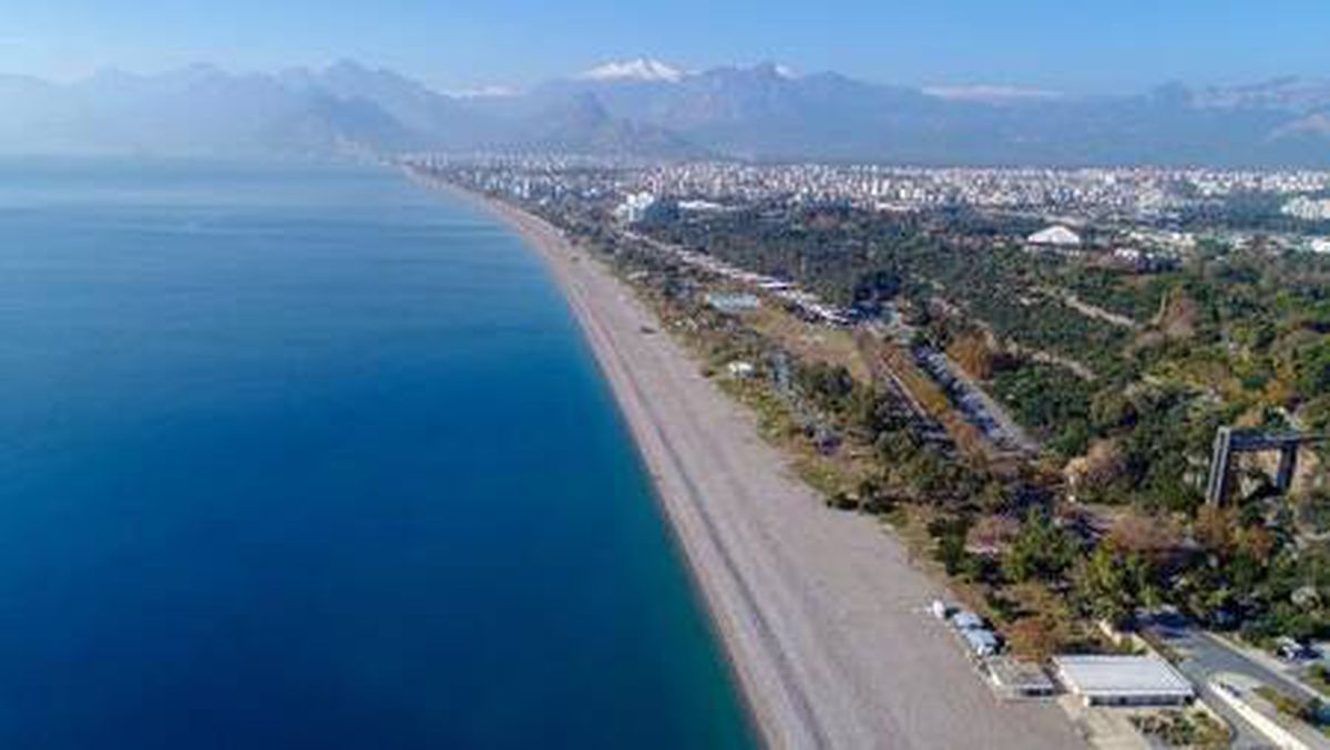 Antalya\'da cadde ve sokaklar boş kaldı