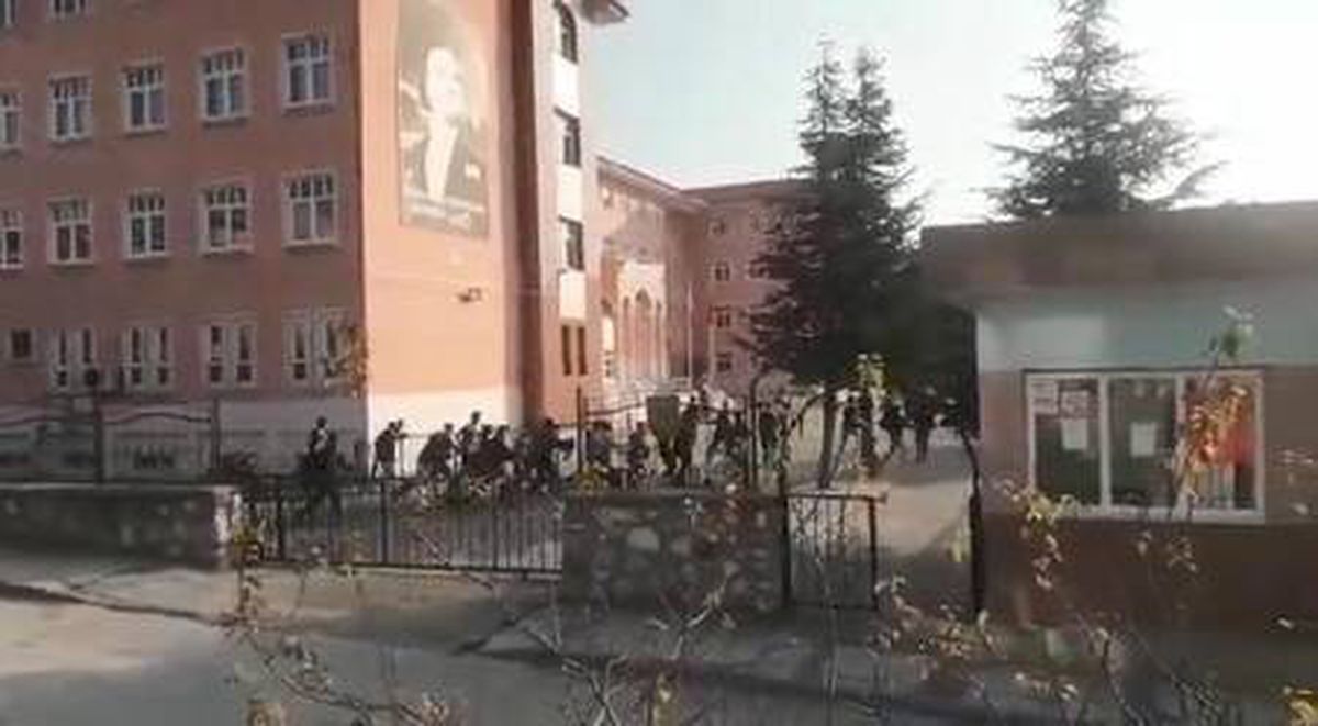 Bursa\'da, kısıtlamayı ihlal edip maç eden gençler, siren sesi ile kaçıştı
