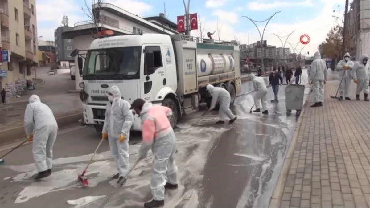 Cadde ve sokaklar korona virüse karşı köpükle yıkandı