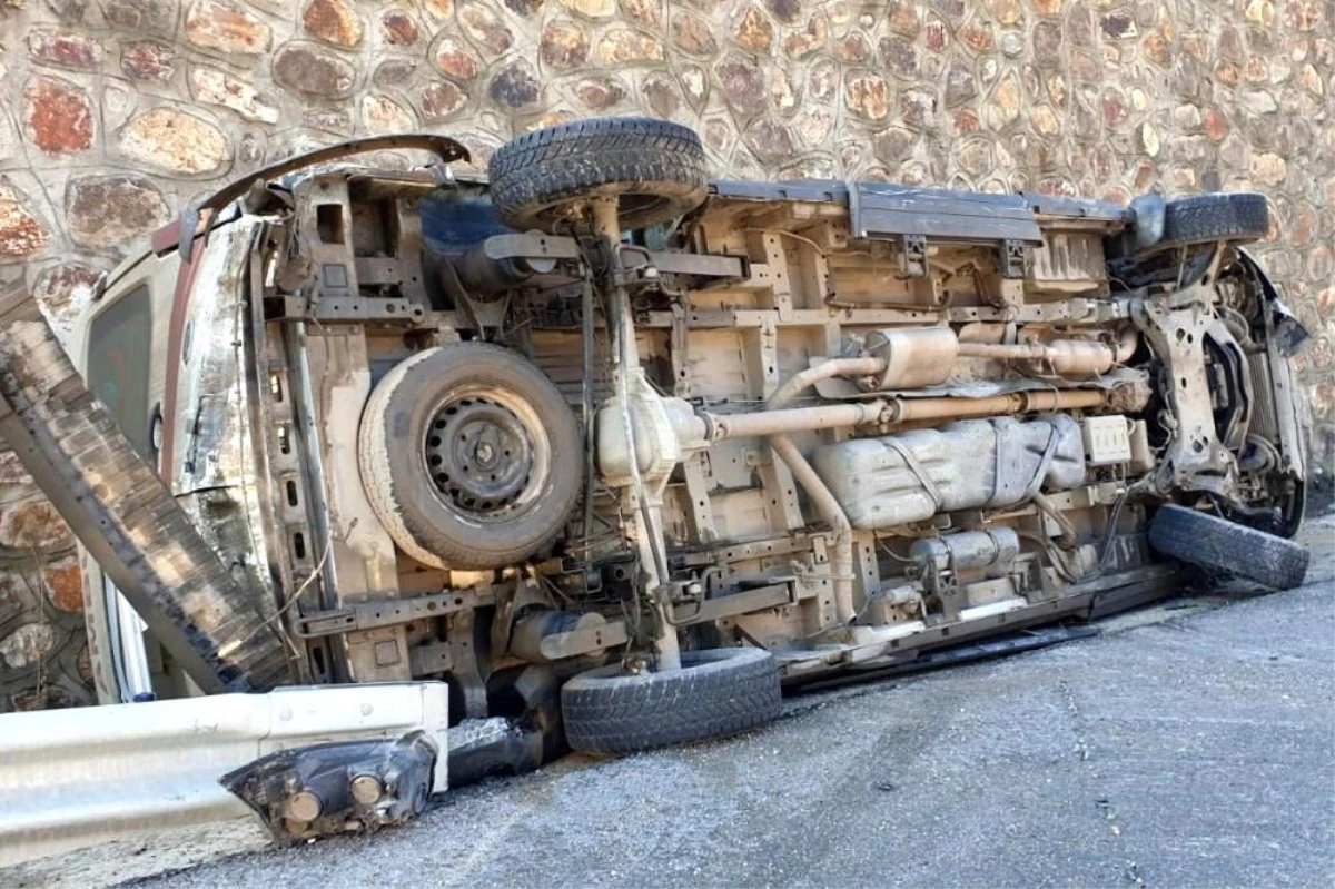 Gümüşhane\'de ambulans kaza yaptı: 2 sağlıkçı yaralandı
