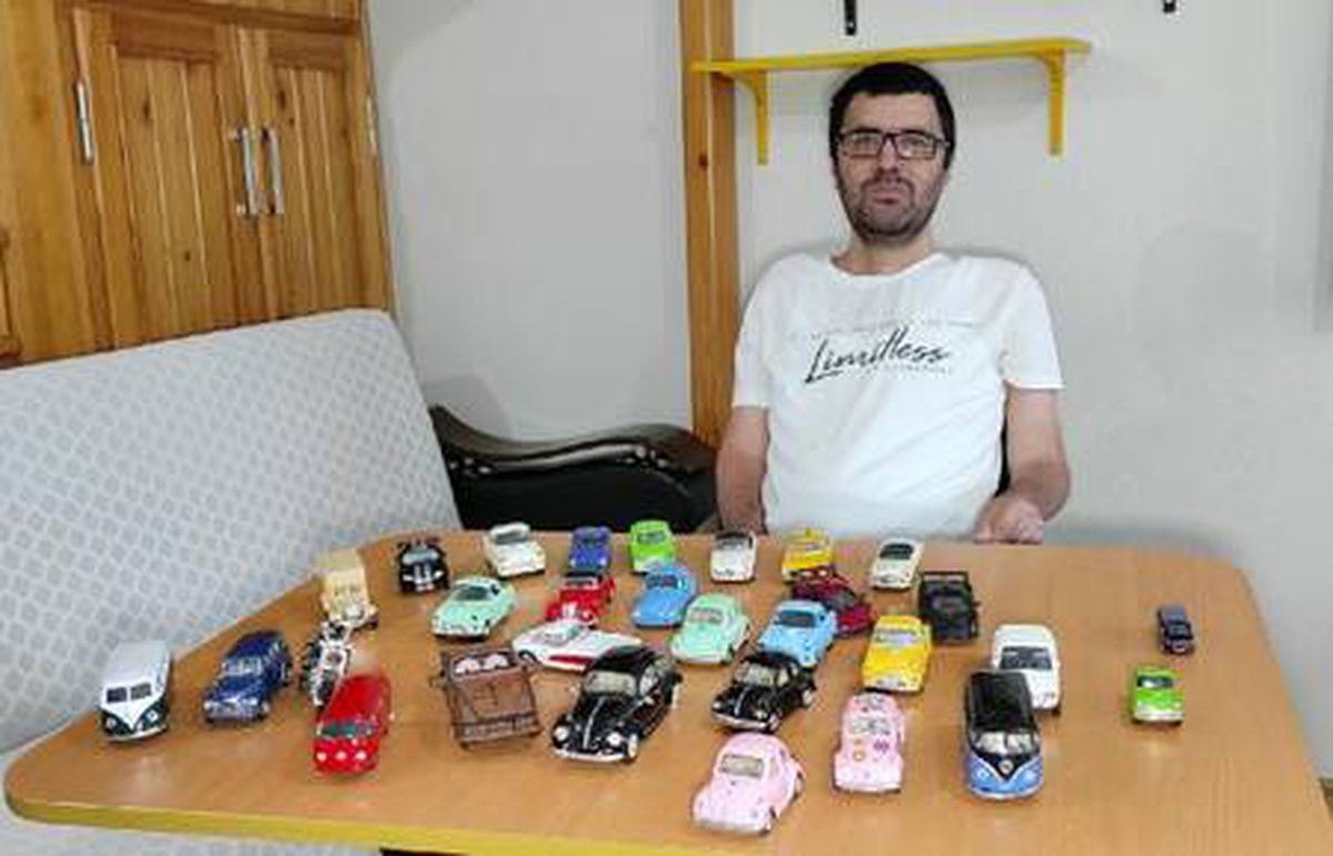 Hayalini kurduğu şoförlüğü, maket araçlarla gideriyor