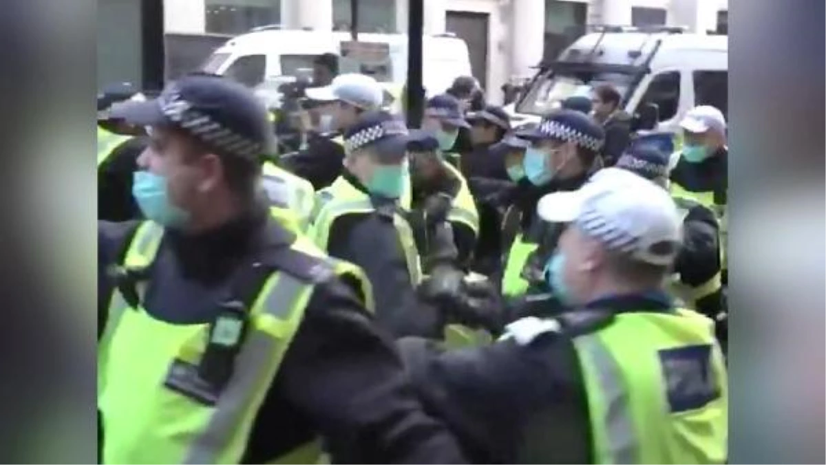 Son dakika haberleri... İngiltere\'de koronavirüs protestosunda 27 gözaltı
