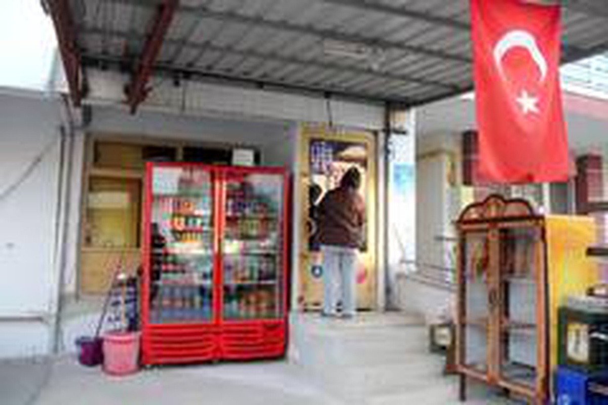 Karantinada olması gereken kadın market işletirken yakalandı