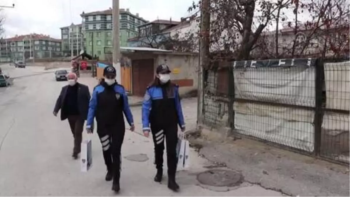 Son dakika haberleri... KASTAMONU - Polis ekipleri kapı kapı gezerek çocukların yüzünü güldürdü