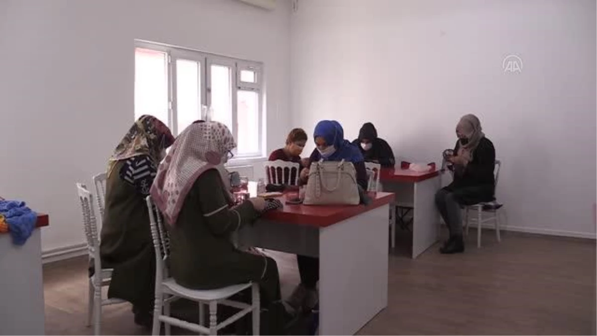 KIRIKKALE -İhtiyaç sahibi kadın kursiyerler, ilk ürünlerini Türk Kızılay\'a bağışladı