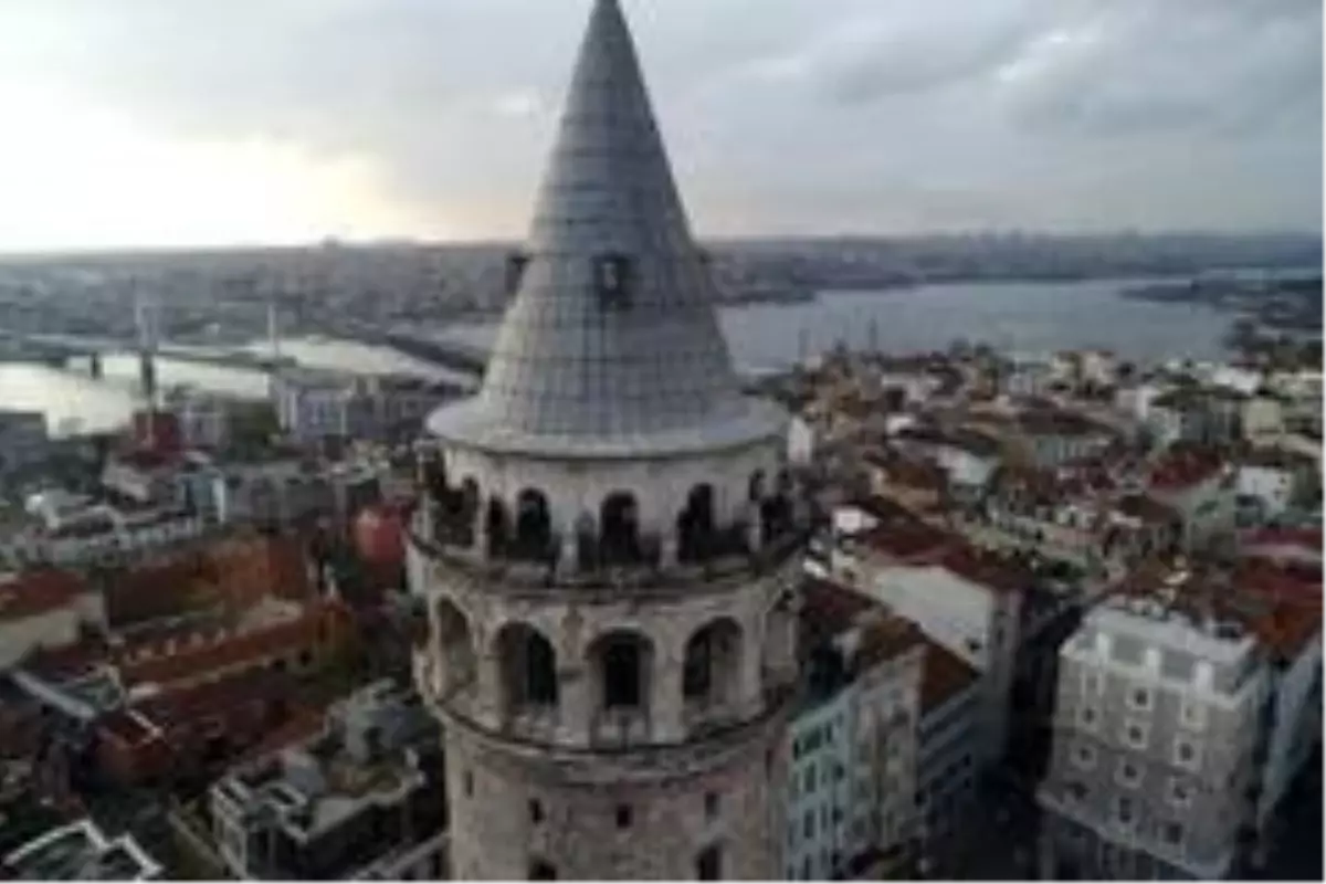 Kısıtlamada İstanbul\'u Galata Kulesi\'nden izlediler