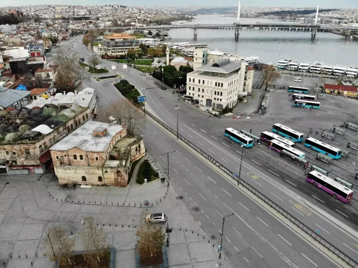 Kısıtlamanın üçüncü haftasında Eminönü Meydanı sessizliğe büründü