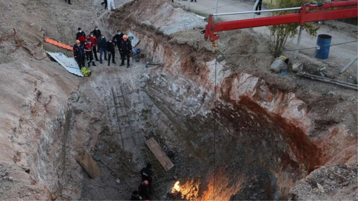 Adana\'da kuyu çöktü, toprak altında kalan 2 işçiden 1\'i öldü