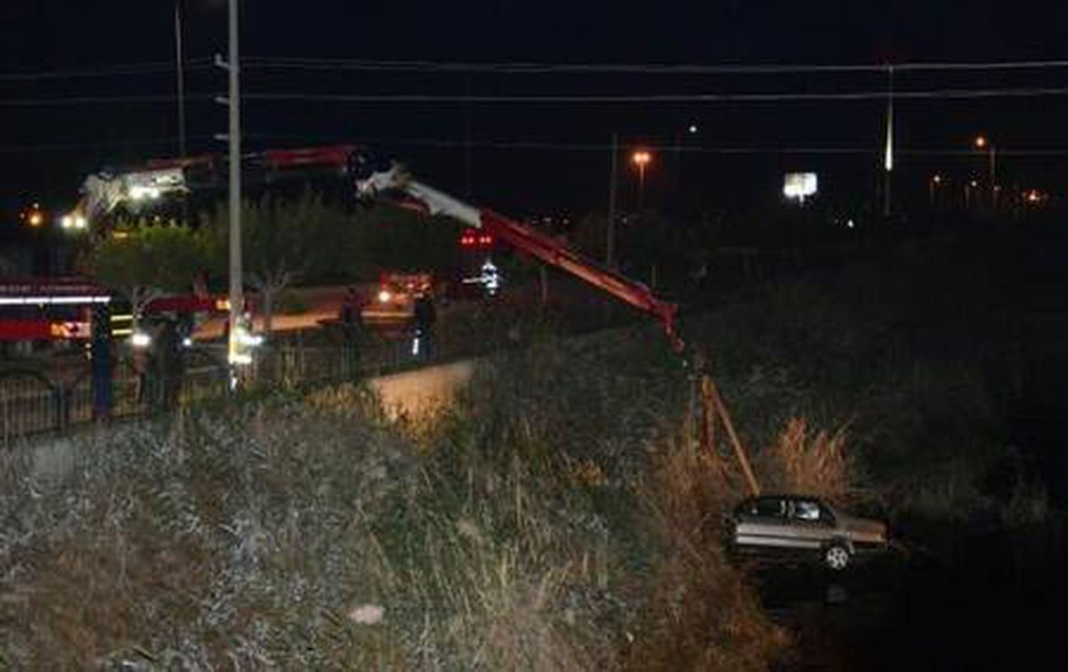 Otomobiliyle dereye uçan alkollü sürücü, güçlükle ikna edilip, kurtarıldı