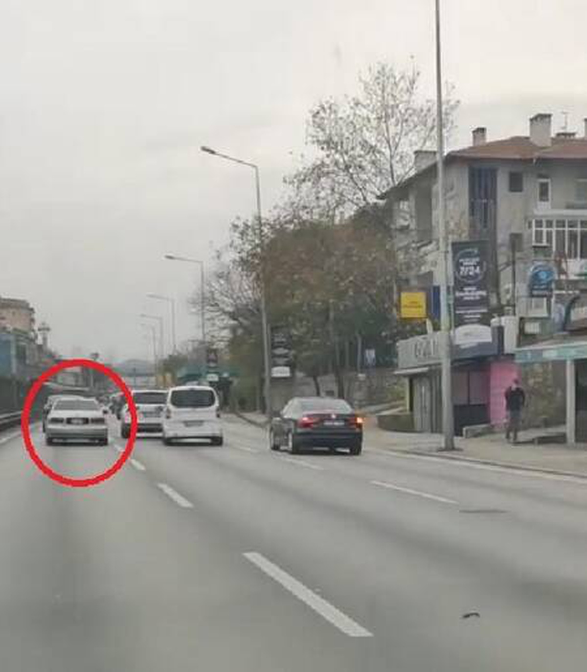 Otomobiliyle makas atan sürücünün tehlikeli yolculuğu kamerada
