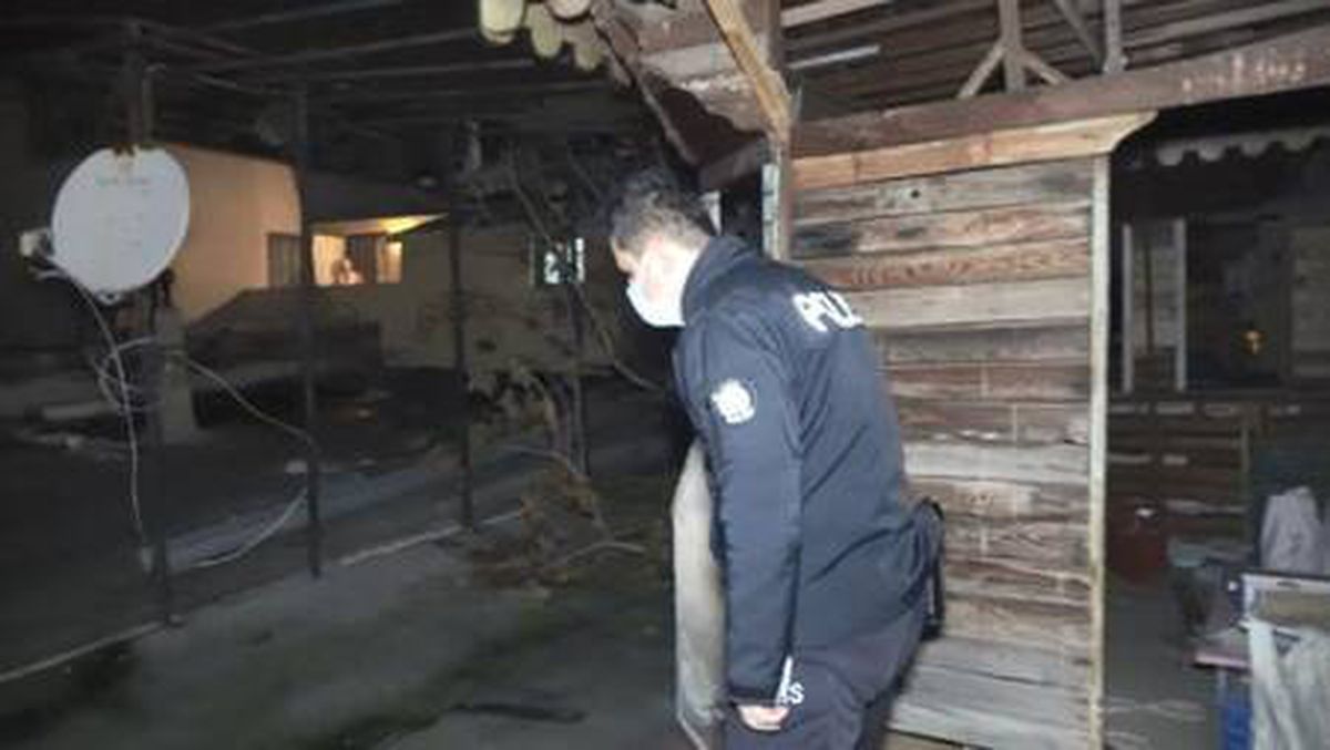 Son dakika haberi | Polisin kumar oynayan şüphelileri çatıda kovaladığı baskın anbean kaydedildi