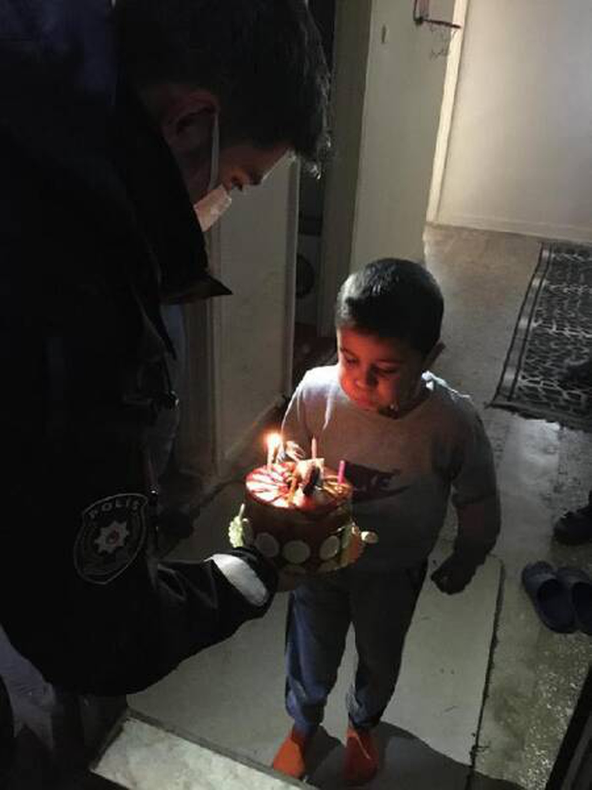 Son dakika: Polisten 7 yaşındaki çocuğa doğum günü sürprizi