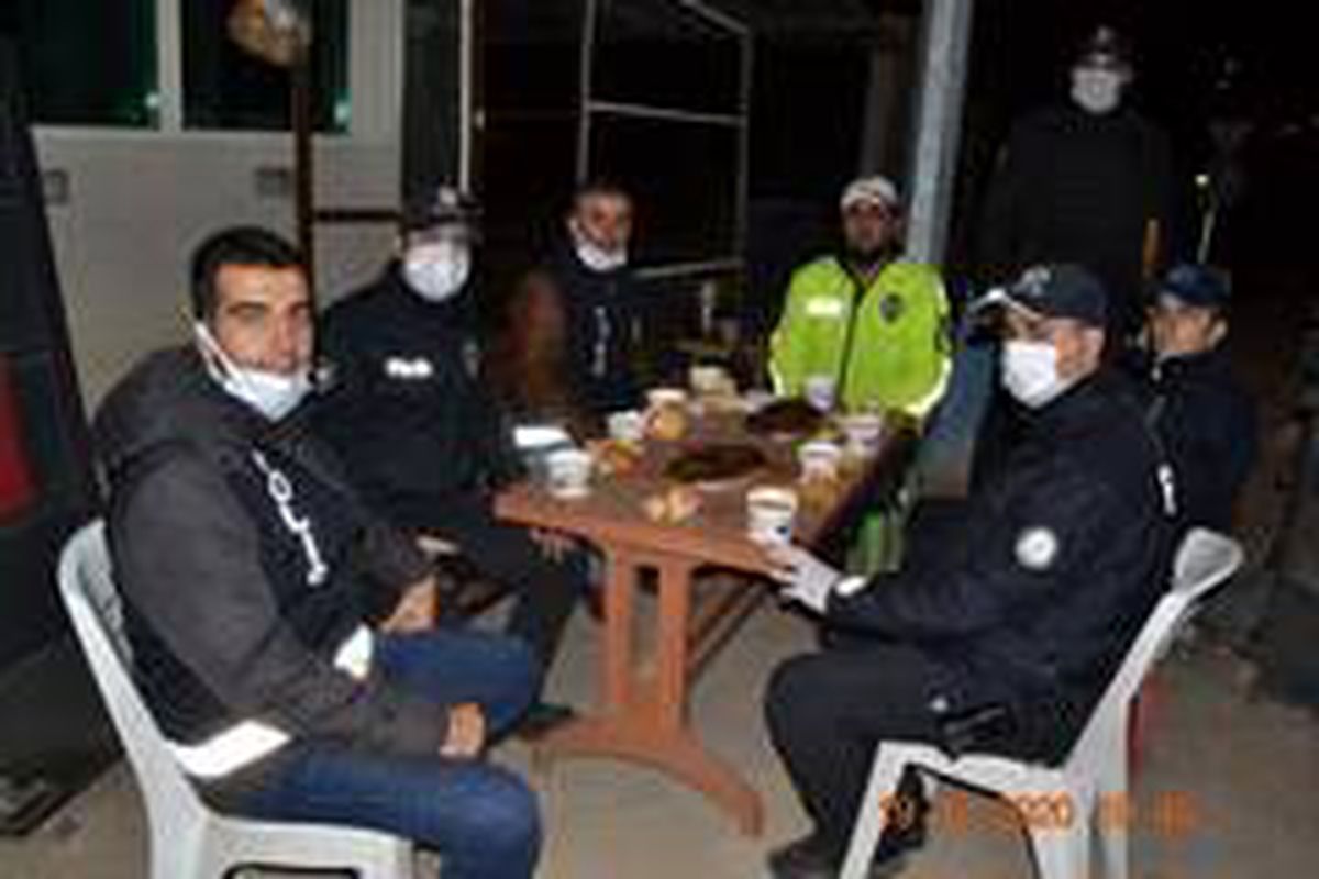Sınır ilçesinde uygulama yapan polislere çorba ikramı