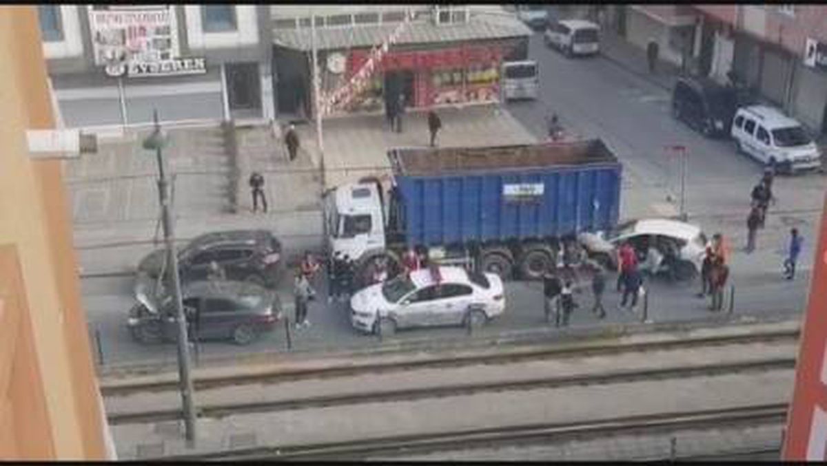 Sultangazi\'de kısıtlamada boş kalan yolda kaza