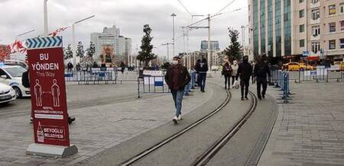 Son dakika haber: TAKSİM MEYDANI VE İSTİKLAL CADDESİ\'NDE TURİST YOĞUNLUĞU
