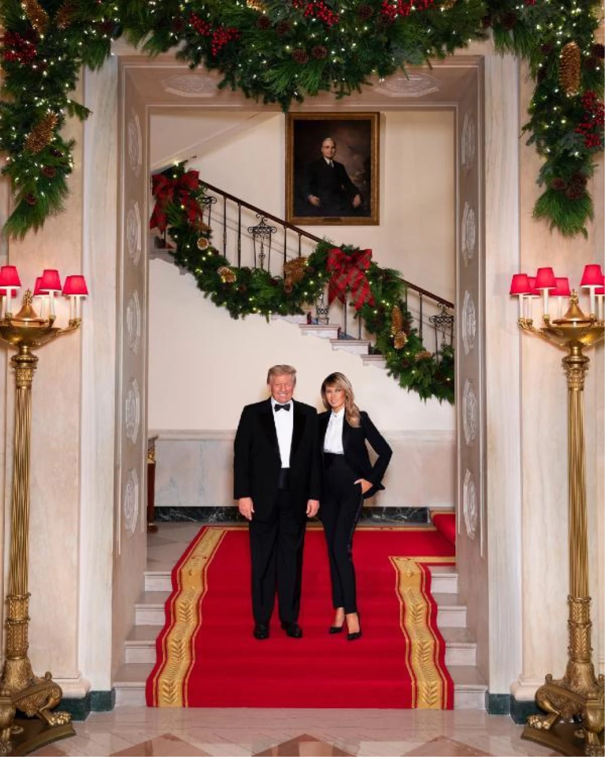 Trump çiftinden smokinli Noel pozu