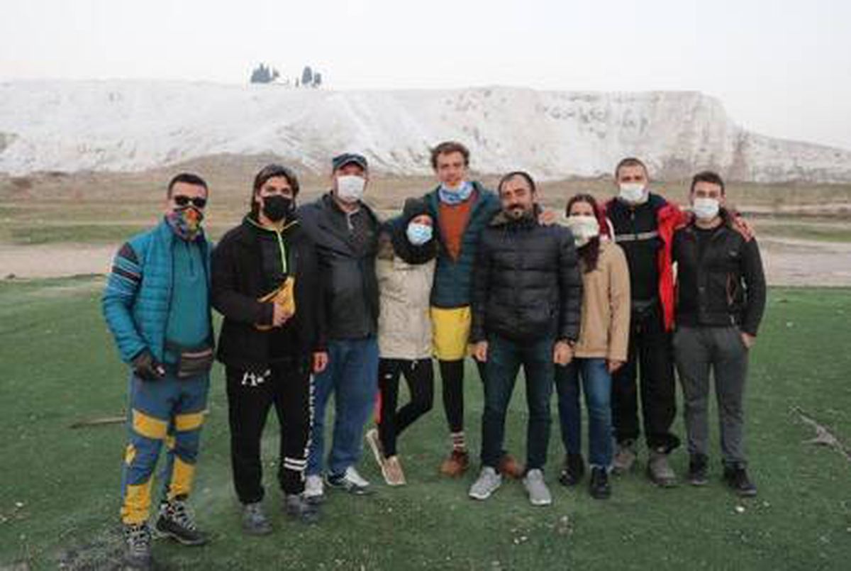 Turistler, kısıtlamada paraşütle Pamukkale\'nin üzerinde uçtu