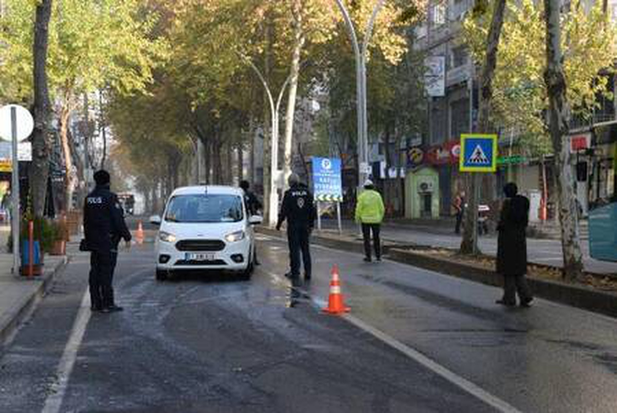 Vaka sayısı düşen Diyarbakır\'da, cadde ve sokaklar boş kaldı