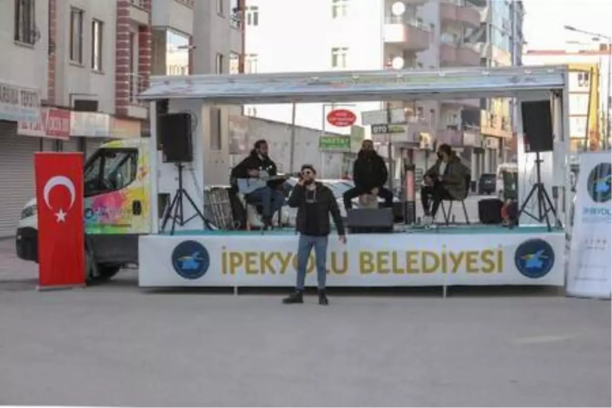 Van\'da evde kalanlara sokakta moral konseri