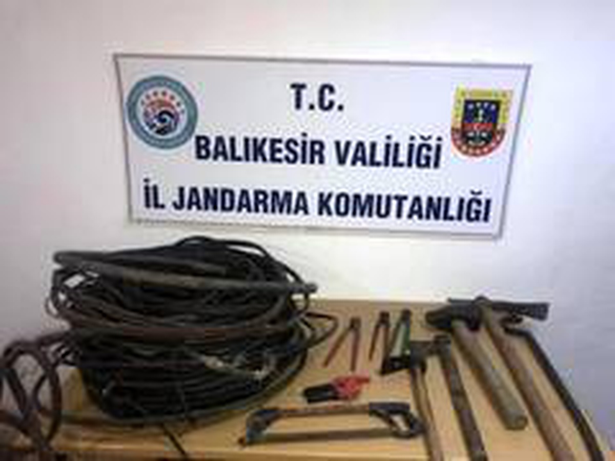 Yere gömülü kabloları sökerken suçüstü yakalandılar