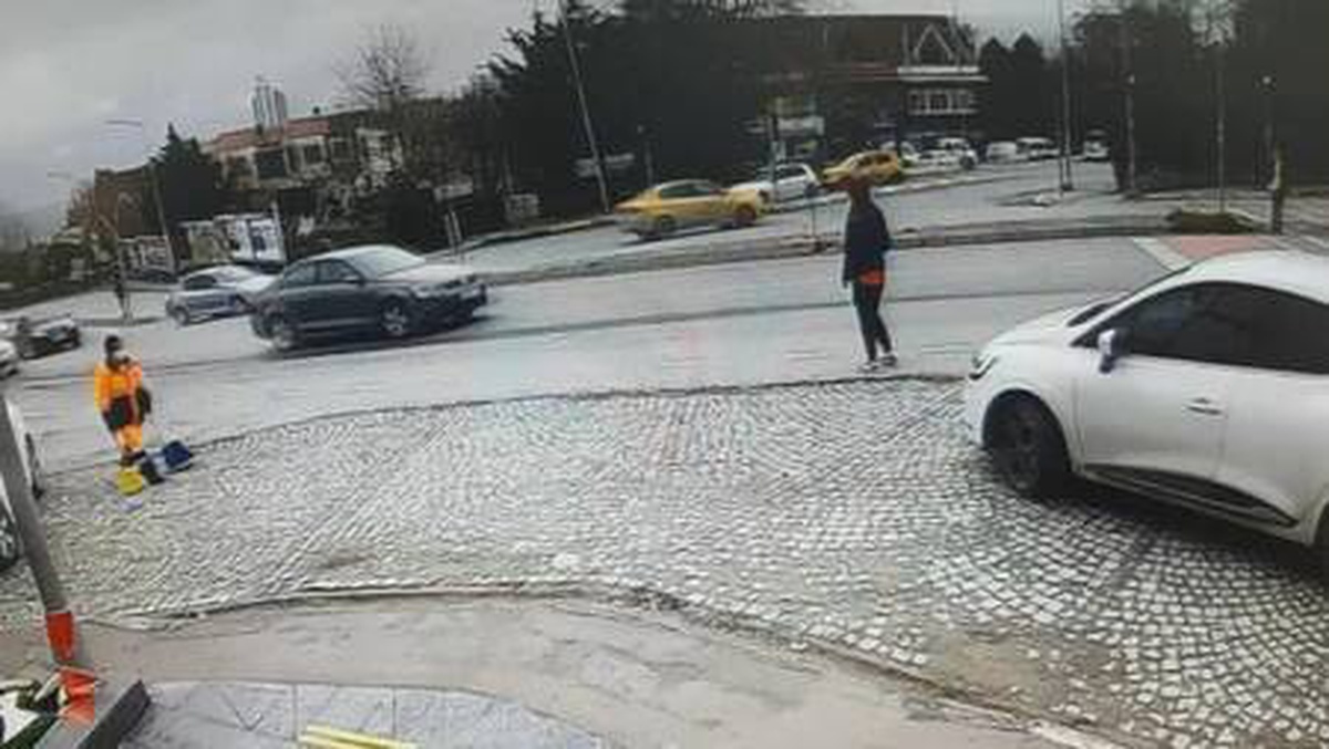 YEŞİL IŞIĞI BEKLEMEDEN YOLA FIRLADI... GENÇ KIZIN YARALANDIĞI KAZA KAMERADA