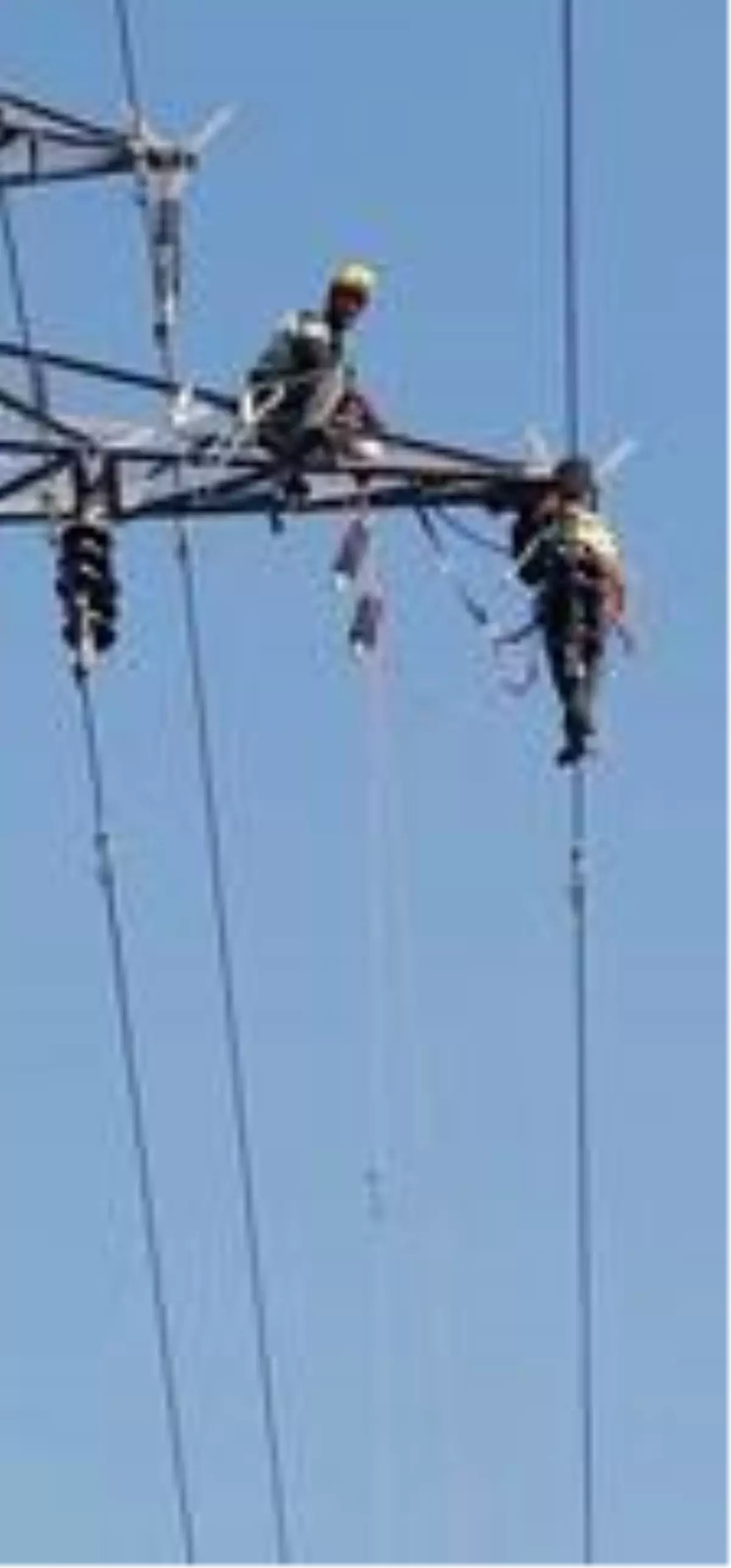 Yüksek gerilim hattı çalışanlarının zorlu mesaisi